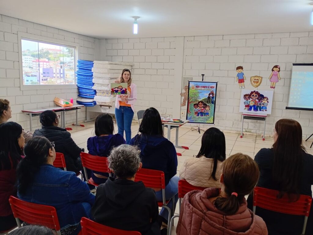 Encontro com famílias, com a revista Meu Corpo é Meu nas mãos