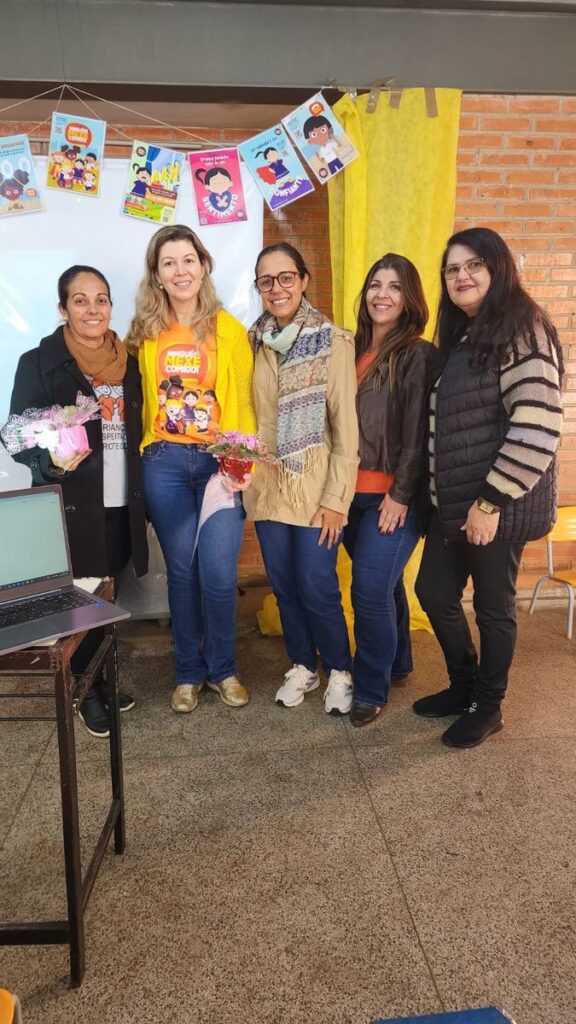 A Helenice com a equipe de uma escola municipal