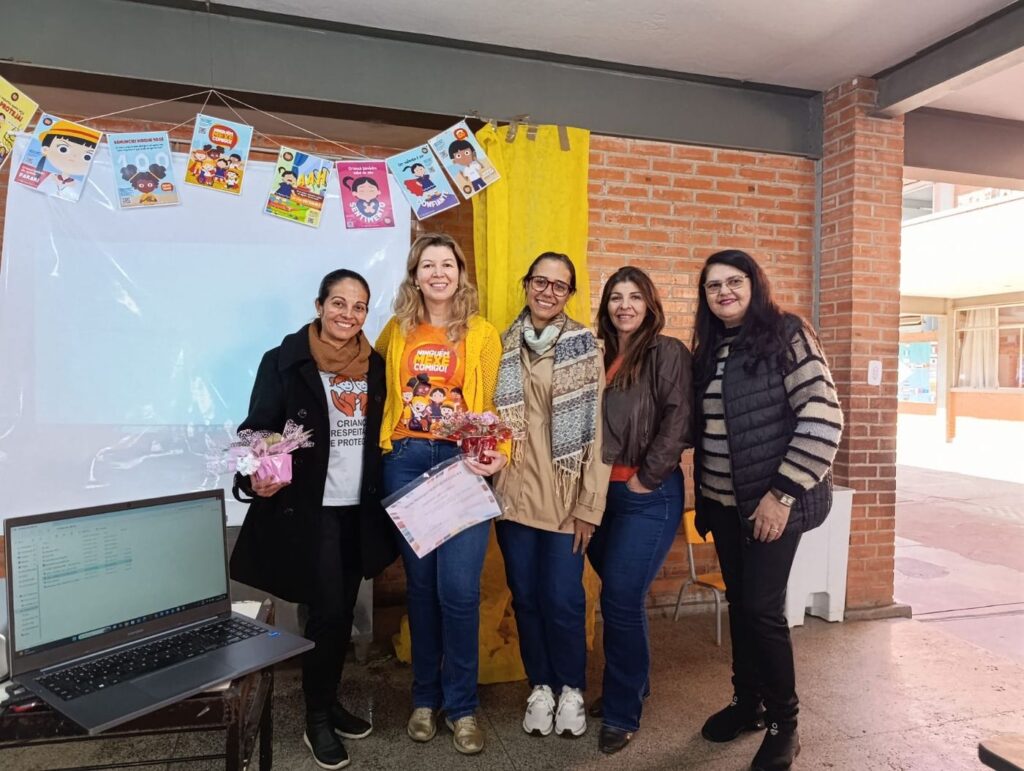 A Helenice com a equipe de uma escola municipal