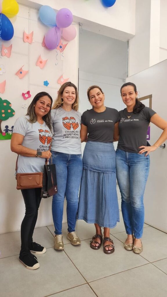 A Helenice com a equipe da Associação Gente do Bem