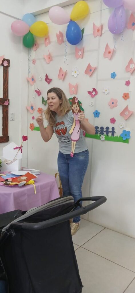 A boneca do jardim do coração durante a palestra