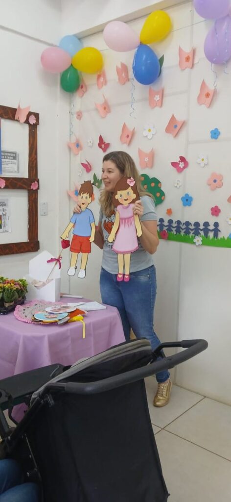 Bonecos de menino e menina usados na palestra