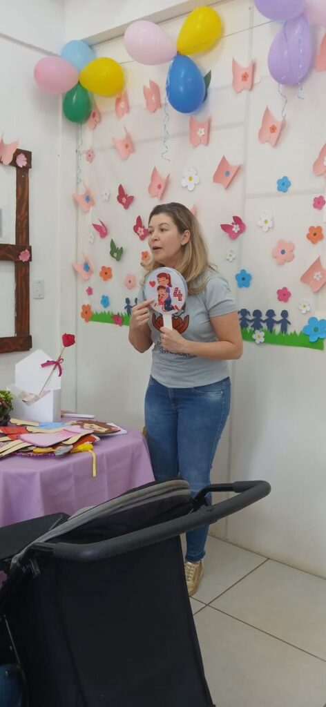 A Helenice com o boneco que abre a conversa sobre o corpo