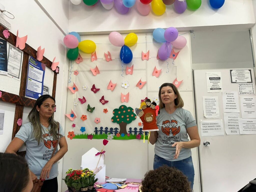 Palestra para famílias numa unidade de saúde