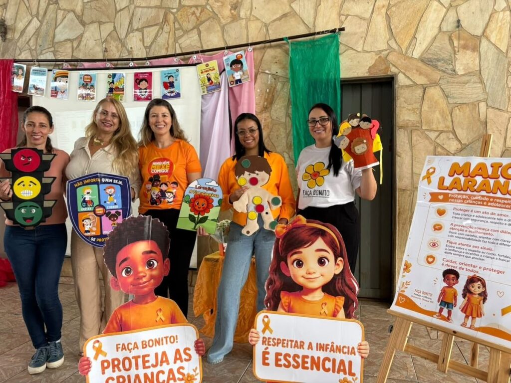 A equipe do workshop com os materiais da campanha Maio Laranja