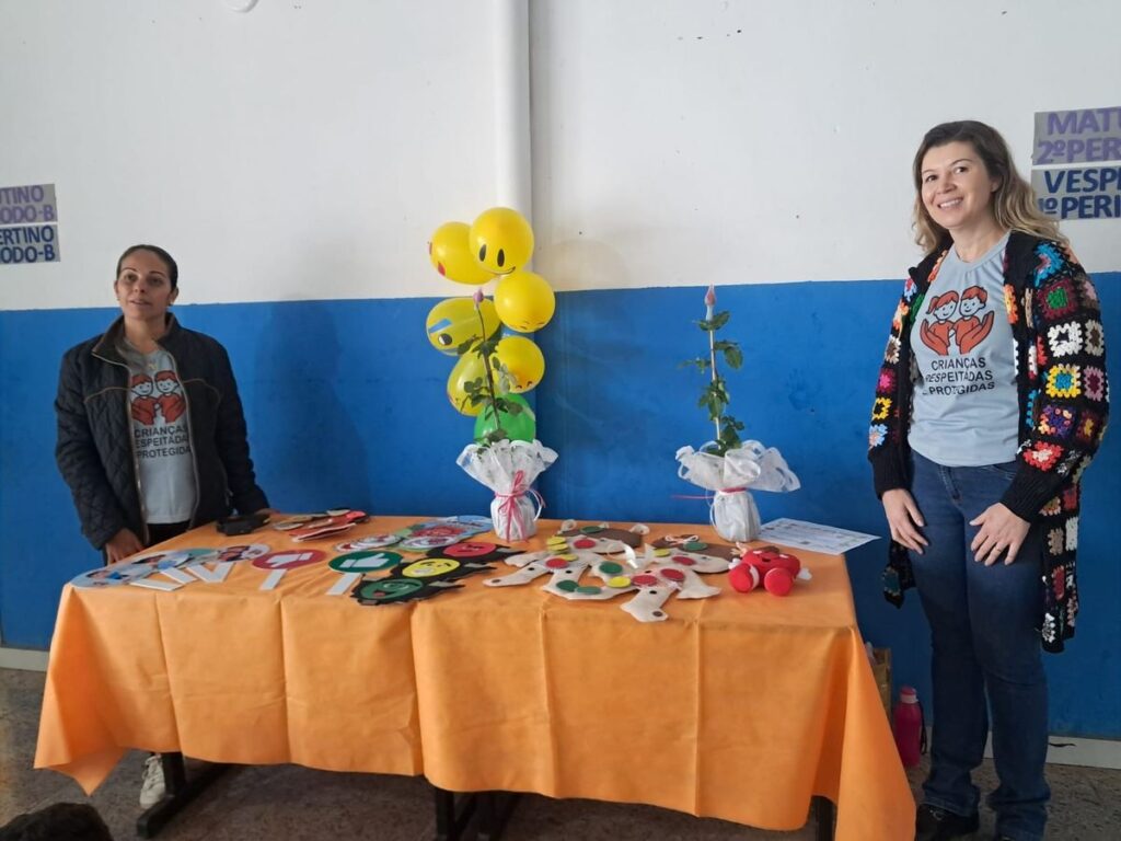 Mesa com os materiais usados no workshop, montada na escola