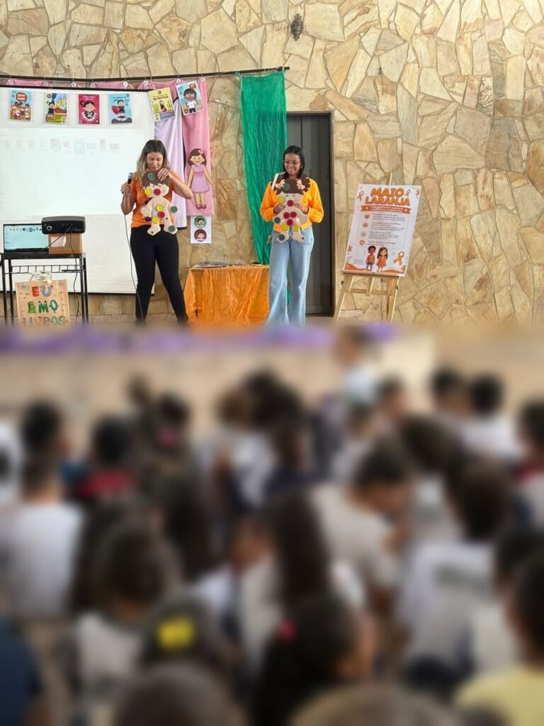 A turma acompanha o workshop em frente ao palco