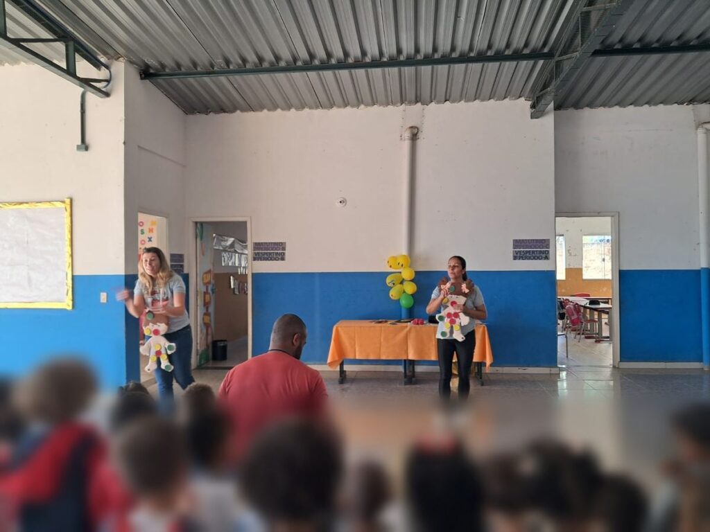 Workshop no pátio da escola, com a turma sentada em frente